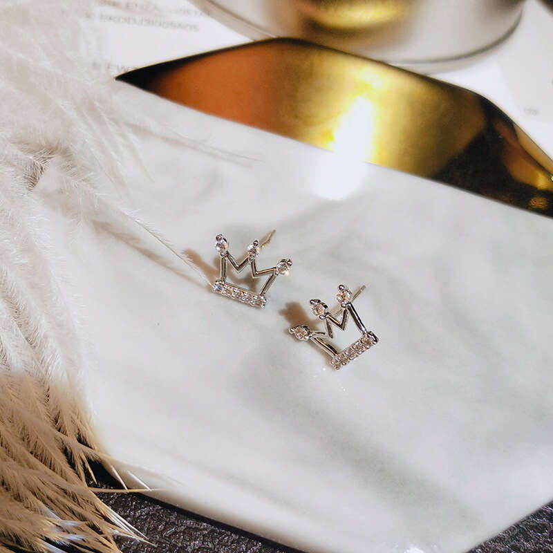 Crown 2025 new trendy minimalist cool style exquisite super fairy small sier needle internet celebrity earrings