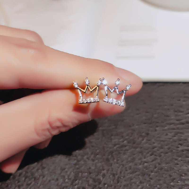 Crown 2025 new trendy minimalist cool style exquisite super fairy small sier needle internet celebrity earrings