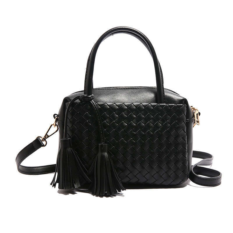 Ins Style Resort Beach Bag Fashion Tassel Woven Women S Shoulder Bag Casual Lightweight Handbag New Vacation Beach Bag KQ