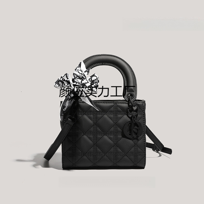 Designer's Free Shipping Matte Embroidery Thread Princess Diana Bag 2025 New Multifunctional Handbag, Single Shoulder Crossbody Bag, Women's Commuting Matte