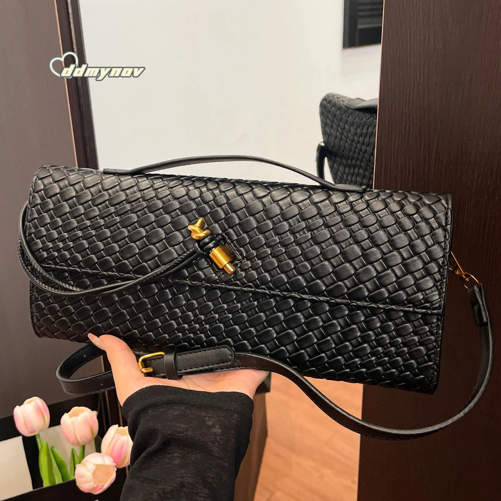 Luxury Brand Designer 2025 New Woven Baguette Fashionable Texture Crossbody French Niche Clutch Underarm Shoulder Bag ddmynov