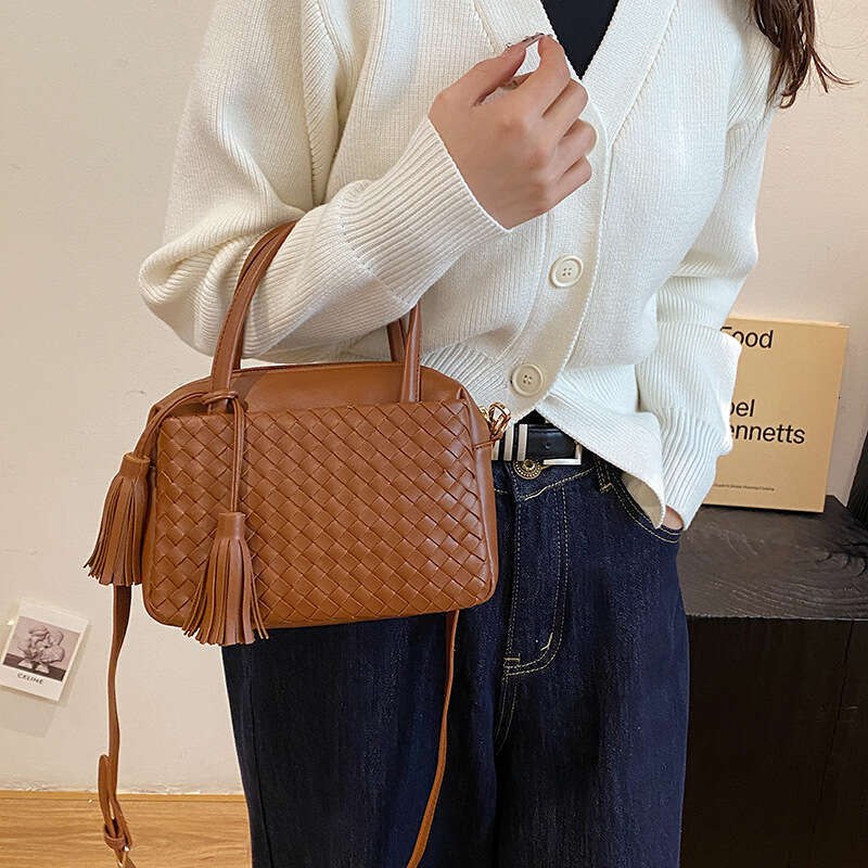 Ins Style Resort Beach Bag Fashion Tassel Woven Women S Shoulder Bag Casual Lightweight Handbag New Vacation Beach Bag KQ