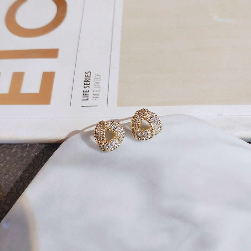 Dongdaemun Small and Simple 2025 New Trendy Internet Celebrity Versatile Earrings Women's Sier Needle Ear Accessories
