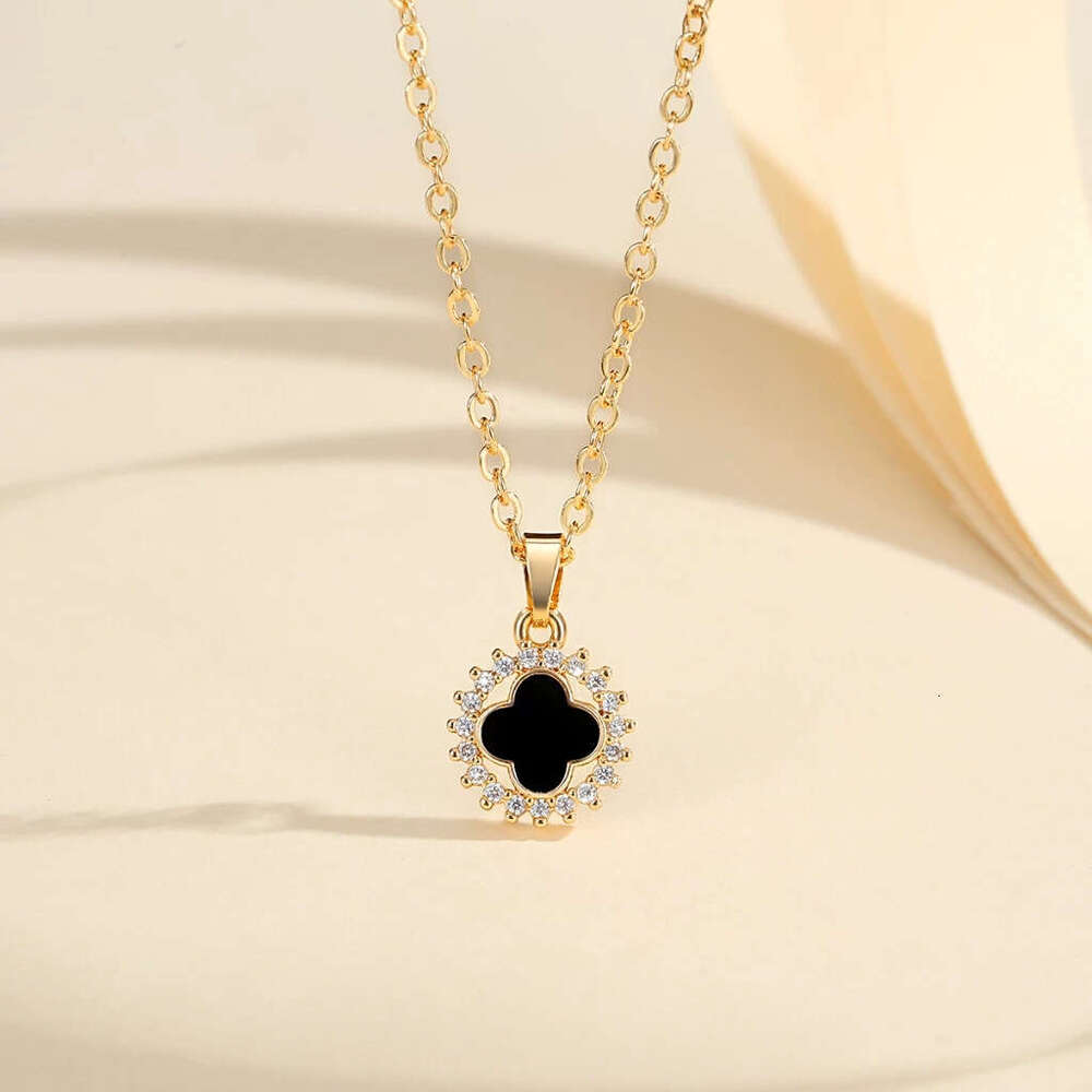 Clover necklace Designer jewelry 4 Leaf Diamond flower light luxury high-end feel fashionable commuting exquisite studded earrings collarbone chain je