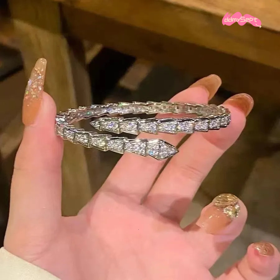 Designer Presents An Outdoor Fashion Couple s Bracelet Set With All Diamonds It Is Simple Yet Exquisite Snake shaped Jewelry H11.21 ddmysept