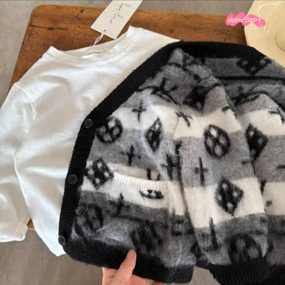 Luxury Kids Stylish Fur-Lined Coat Snuggly Boys Outerwear with Anti-Pill Feature ddmysept