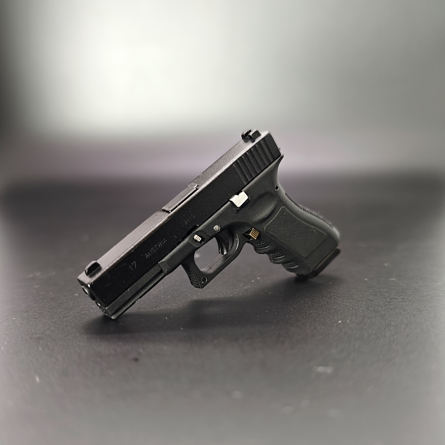Tiny Size G17 Pistol Keychain Tactical Pistol Keyring With Box Alloy Key Holder Realistic Miniature Pistol Model for Men Enthusiasts and Collectors