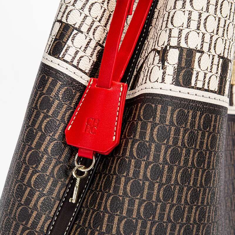 Classic New Handbag Large Capacity PVC Material Exquisite Craftsmanship Fashion Elements Women's Shoulder Bag