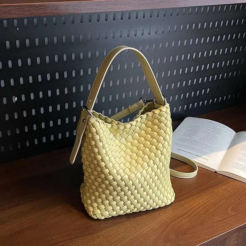Luxury Designer Unique Letter Crossbody Bag - Fashionable Vintage Leather Tote With Minimalist Design & Luxurious Solid Color