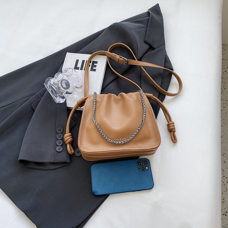Versatile Chain-Pleated Messenger Tote with Stylish Strap Design