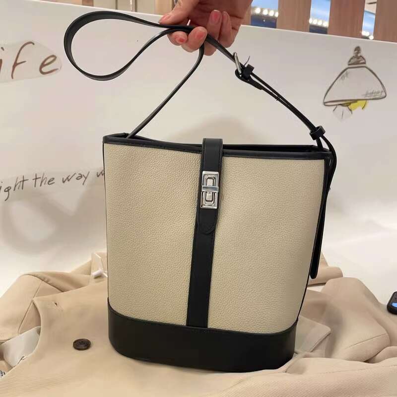Advanced Water Bucket Women New Casual Contrasting Color Design Niche Commuting Crossbody Bag For Women