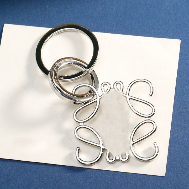 Luxury Hollow Designer Keychain For Women Bag Charm Keyring Fashion Mens Car Key Chain Metal Keychains Fashion Bag Pendant
