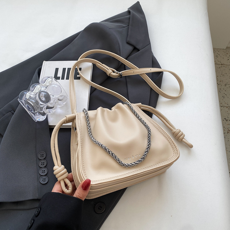 Versatile Chain-Pleated Messenger Tote with Stylish Strap Design