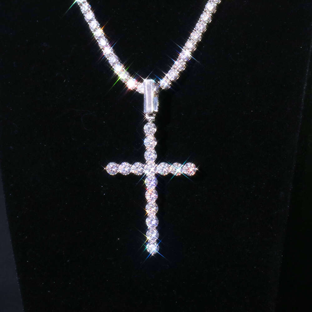 Hip Hop Cross Iced Necklace GRA VVS 3mm Round Custom Silicon Stone Pendant