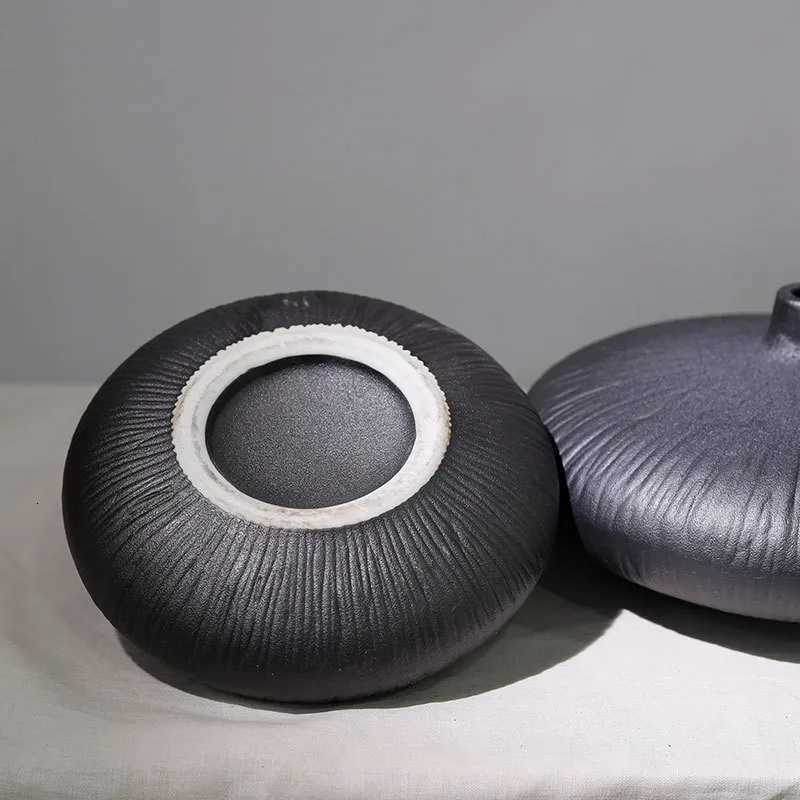 Ceramic Vase Round Black Strips Handmade Flower Arrangement Ceramic Handicraft Furnishings Modern Home Decoration Desktop C251124