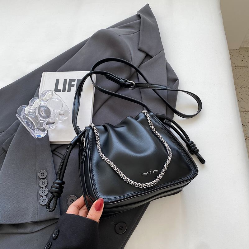 Versatile Chain-Pleated Messenger Tote with Stylish Strap Design