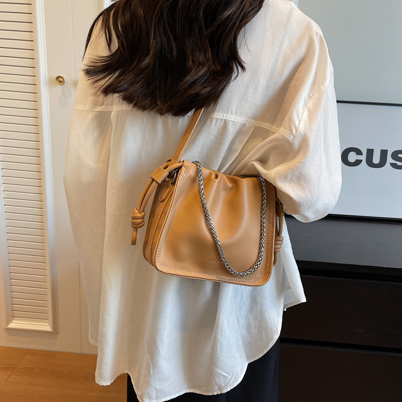 Versatile Chain-Pleated Messenger Tote with Stylish Strap Design