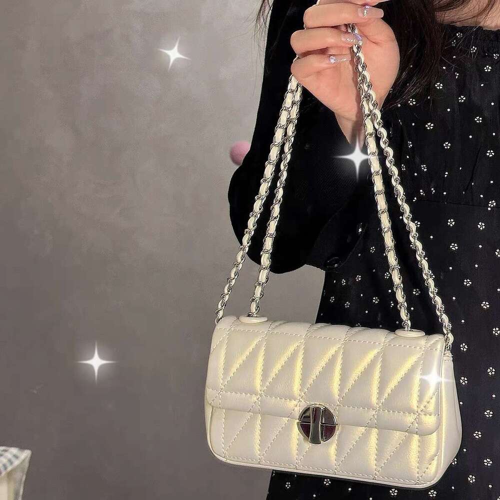 New Fashionable Pearl White Fragrant Wind Lingge Chain for Women's Fashion Versatile High Grade Crossbody Commuting Small Square Bag