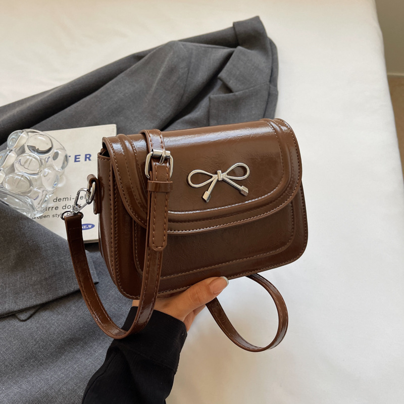The new fashionable and high-quality glossy crossbody bag for women is paired with a small square bag