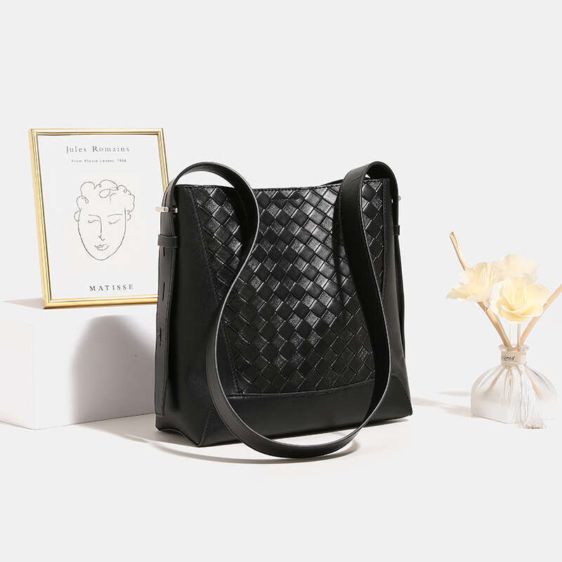Hong Kong Woven Bucket For Women New Versatile Large Capacity Crossbody Fashionable Commuting Tote Bag