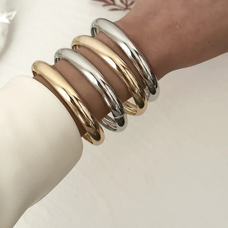 Fashion 4pack bracelet suitable for womenmen gold silver round cuff jewelry fashion accessories 250415