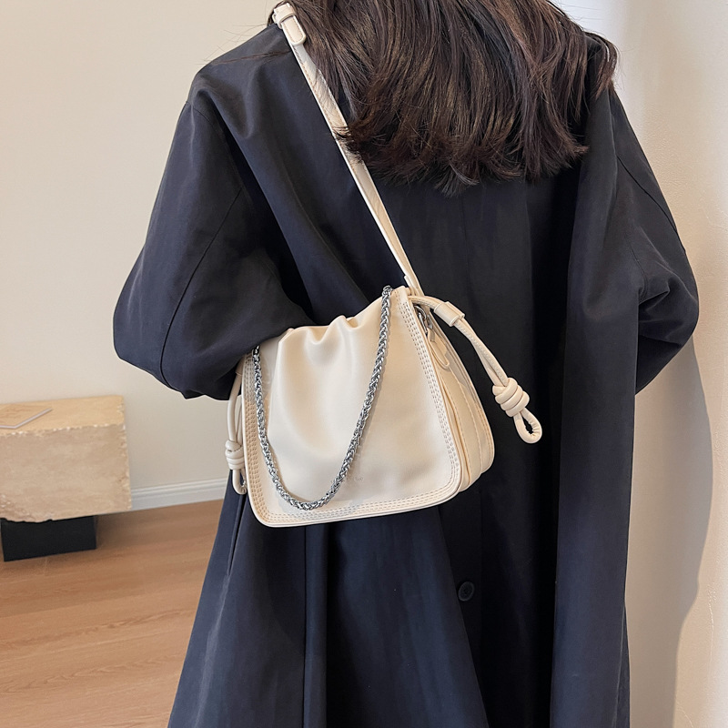 Versatile Chain-Pleated Messenger Tote with Stylish Strap Design