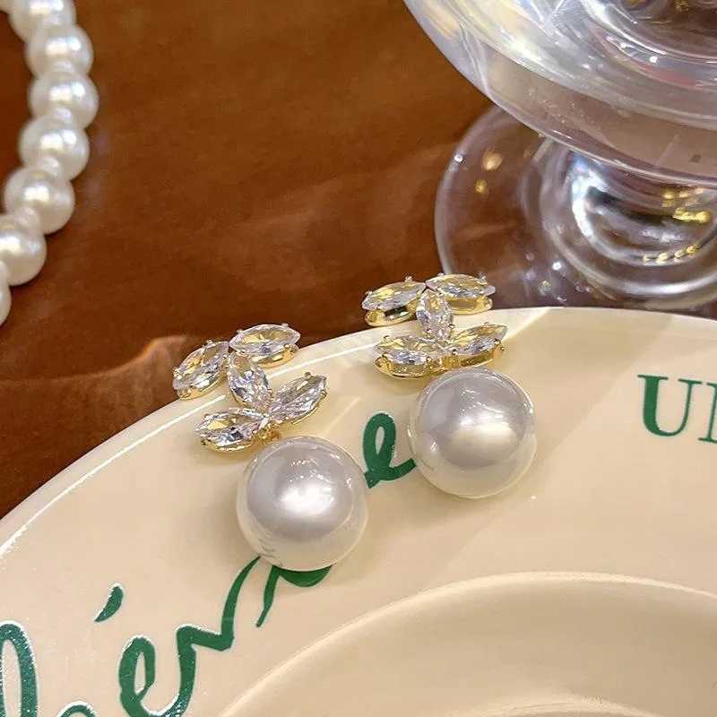 Tweed Style Double C Pearl Earrings Womens Light Luxury High-End Feel Unique Earrings luxury 2025 New Arrival Autumn/Winter Ear Decora W251124