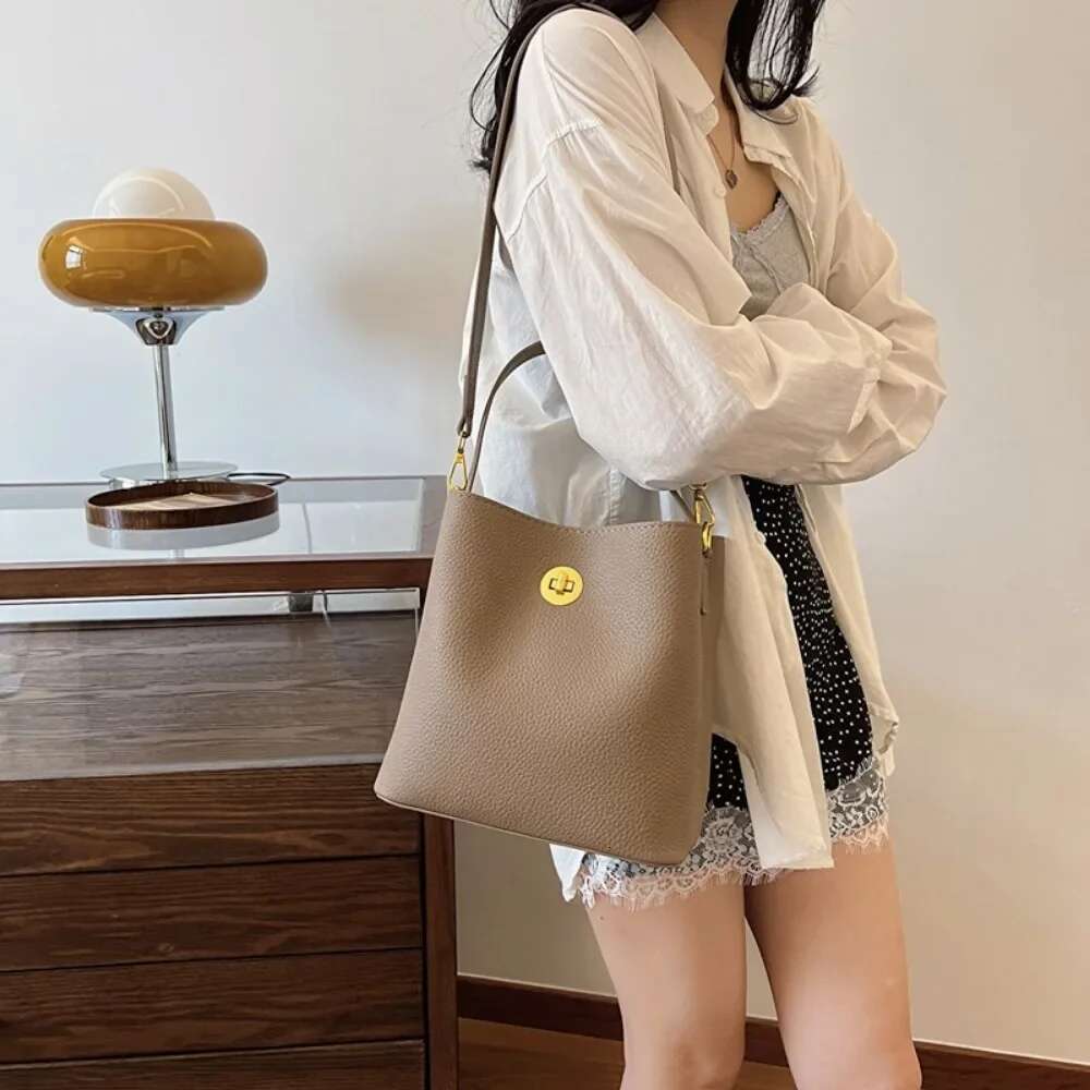 New Messenger Bags Single Shoulder Versatile Handbag Commuter Women's New Bucket Bag