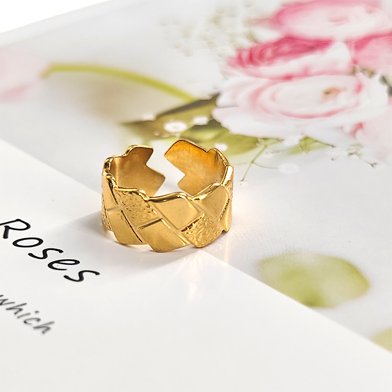 Fashionable geometric diamond stainless ring, niche design, genuine gold electroplating, internet famous temperament, titanium steel ring