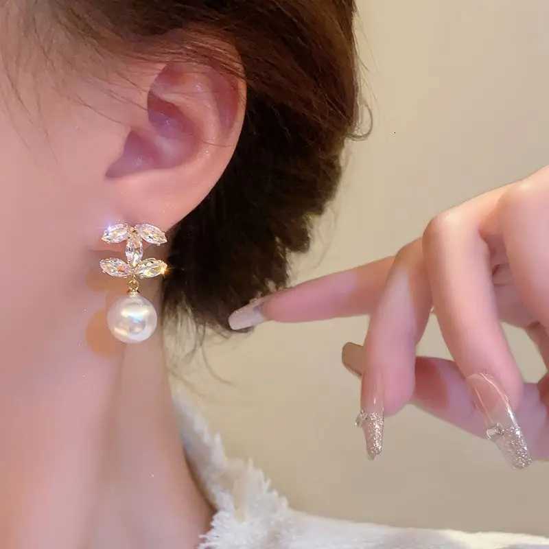 Tweed Style Double C Pearl Earrings Womens Light Luxury High-End Feel Unique Earrings luxury 2025 New Arrival Autumn/Winter Ear Decora W251124