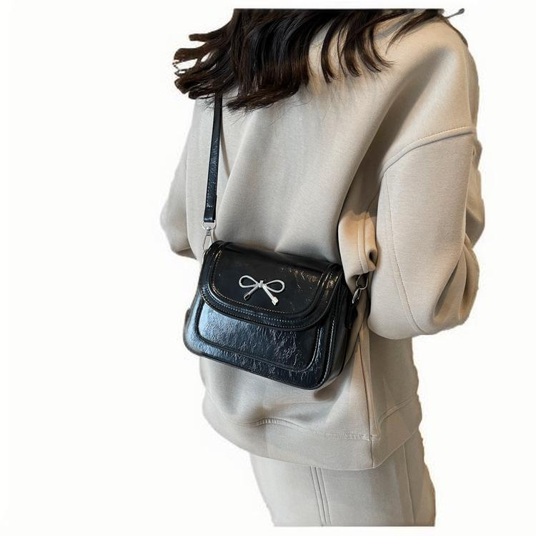 The new fashionable and high-quality glossy crossbody bag for women is paired with a small square bag 2025