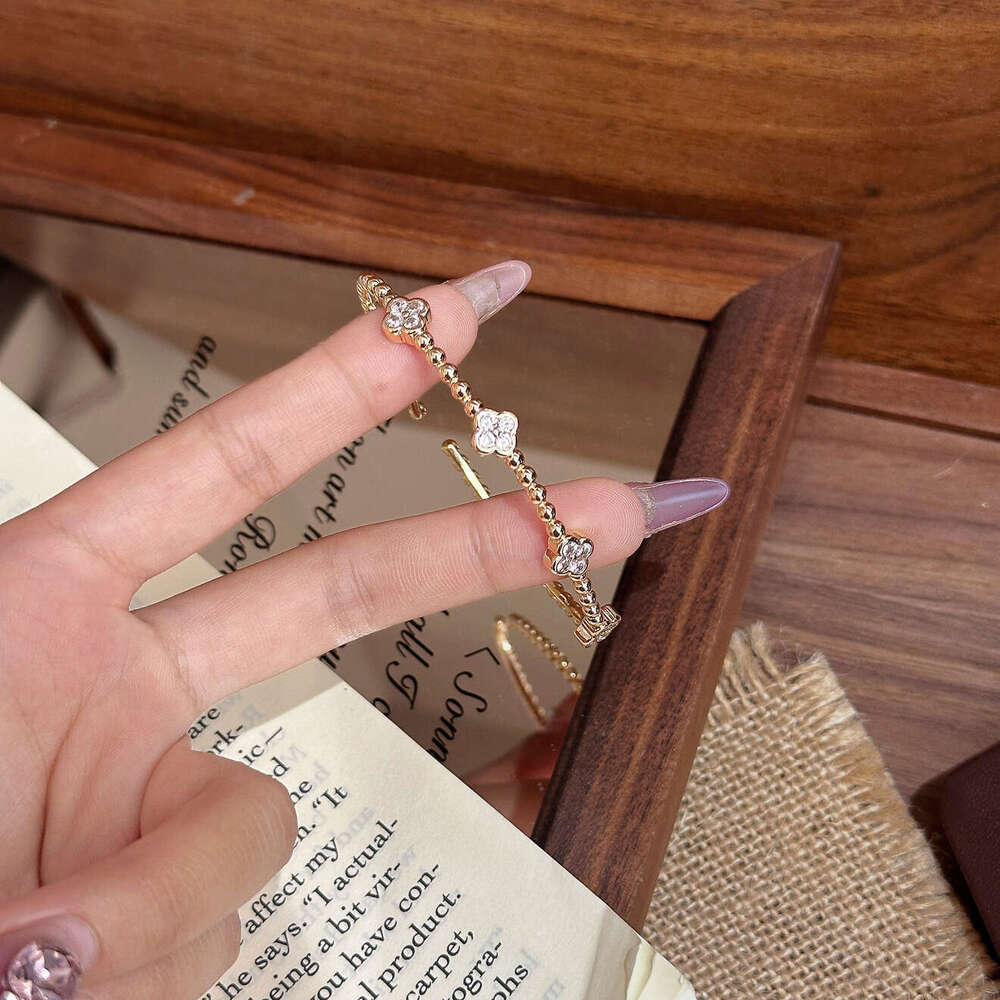 Full-Circle Beaded Four-Leaf Clover Bracelet Designer Luxury Bangles Summer Slim Fit Exquisite Elegance Holiday Birthday Gift