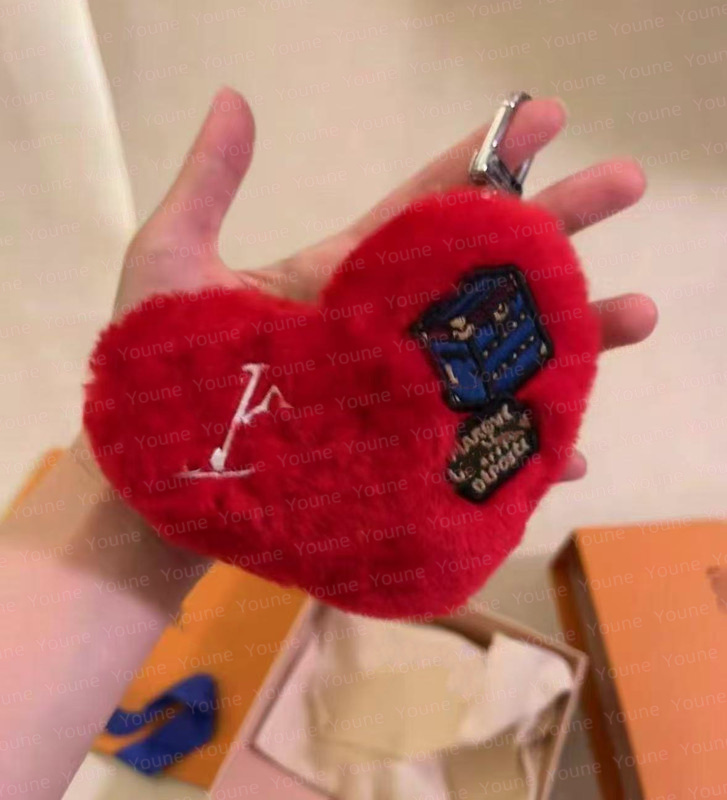Luxe Lucky Heart Peluche Sac Charm Designer Porte-clés Porte-clés Rouge Velours Amour Sac Accessoire Femme Bourse Charme Accessoires Cadeau dhgat