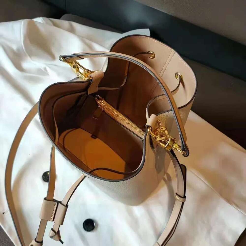 Genuine Leather Bucket Bag Women New Trendy Simple Large-Capacity Bucket Fashion All-Match Drawstring Shoulder Messenger Bag