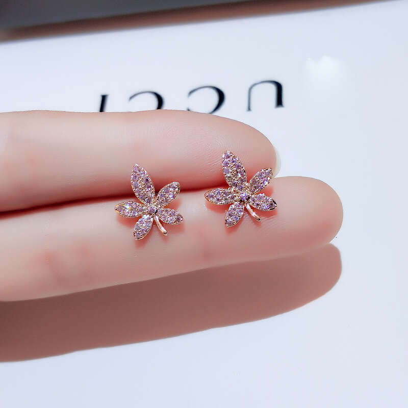 Maple leaf earrings with Korean temperament and design sense, clips without ear holes, 2025 new trendy internet famous earrings, women's sier nee