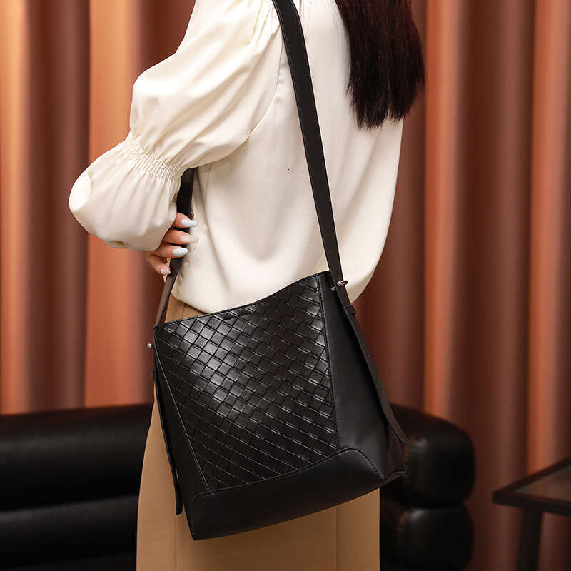 Hong Kong Woven Bucket For Women New Versatile Large Capacity Crossbody Fashionable Commuting Tote Bag