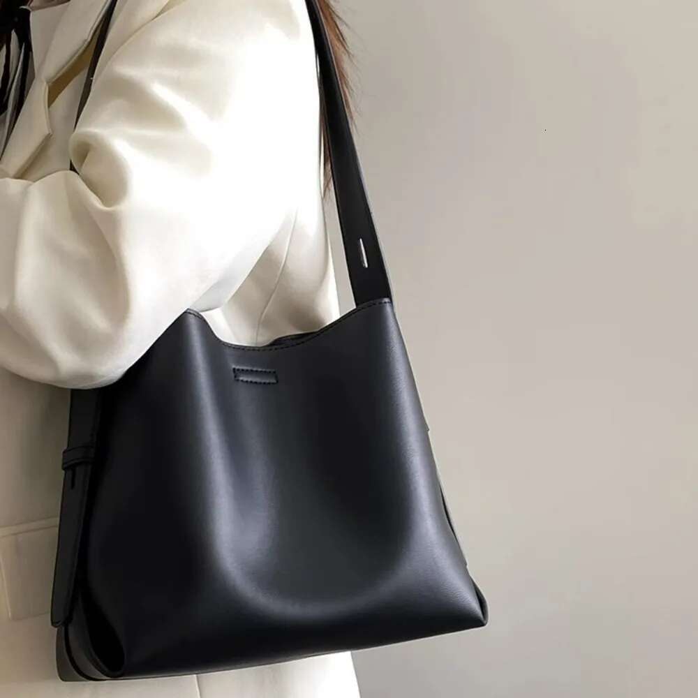 Small Niche Design Of Bucket New Women's Daily Commuting Tote Bag, Large Capacity Single Shoulder Crossbody Bag