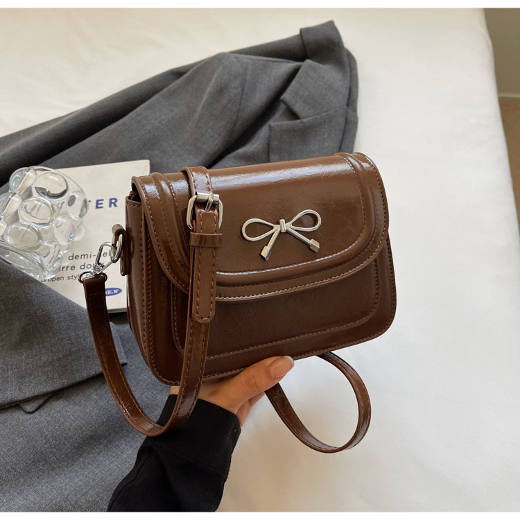 The new fashionable and high-quality glossy crossbody bag for women is paired with a small square bag 2025