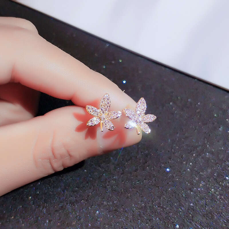 Maple leaf earrings with Korean temperament and design sense, clips without ear holes, 2025 new trendy internet famous earrings, women's sier nee