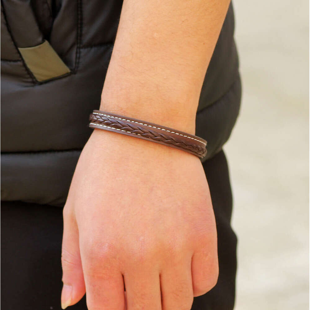 A minimalist PU woven that is fashionable, classic, punk, and trendy for men. The wide leather bracelet has a high-end feel