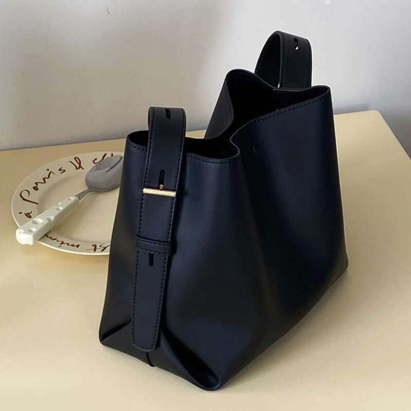 Small Niche Design Of Bucket New Women's Daily Commuting Tote Bag, Large Capacity Single Shoulder Crossbody Bag