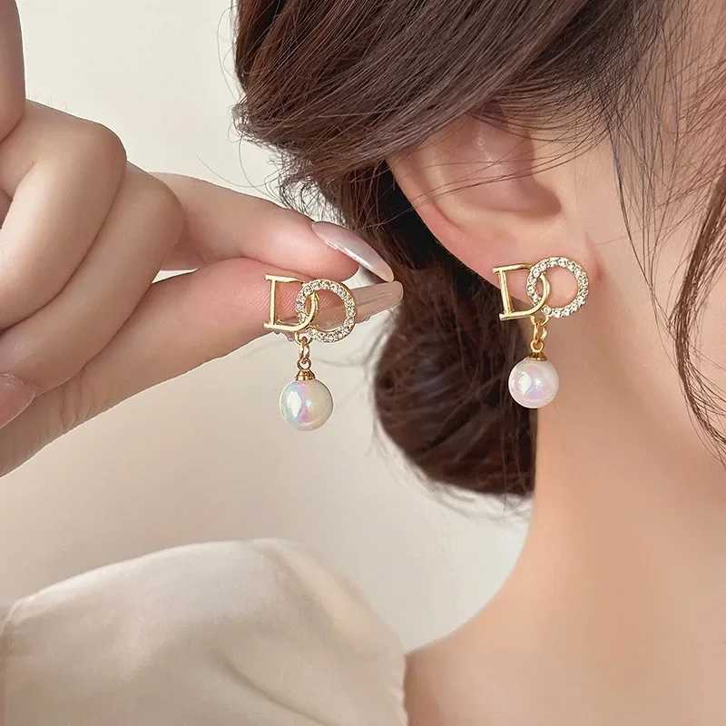 Fashionable Pearl Earrings Korean Style New Letter Tassel Silver Needle Womens Simple Elegance Diamond Cross Inlaid Ear Jewelry W251124