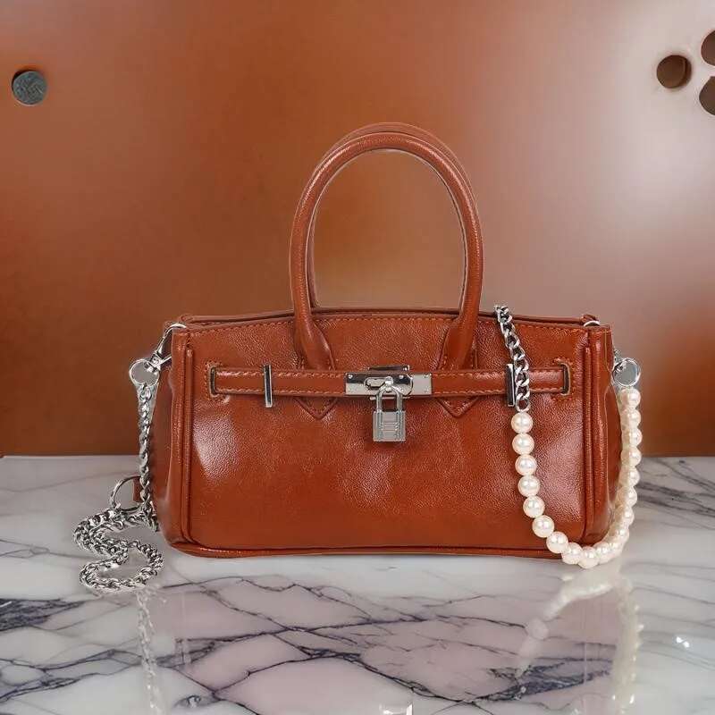 Designer Bag Unique Letter Crossbody Bag High-End Minimalist Leather Handbag Solid Color Retro Parisian Fashion