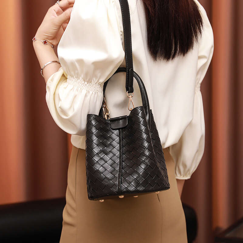 Hong Kong Fashion Knitted Bucket Bag For Women New High End Niche Handbag Versatile Crossbody Bag