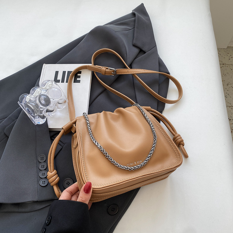 Versatile Chain-Pleated Messenger Tote with Stylish Strap Design