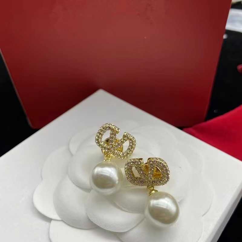 V-shaped small-sized pearl mother-of-pearl silver stud earrings for women, suitable for summer wear S251124