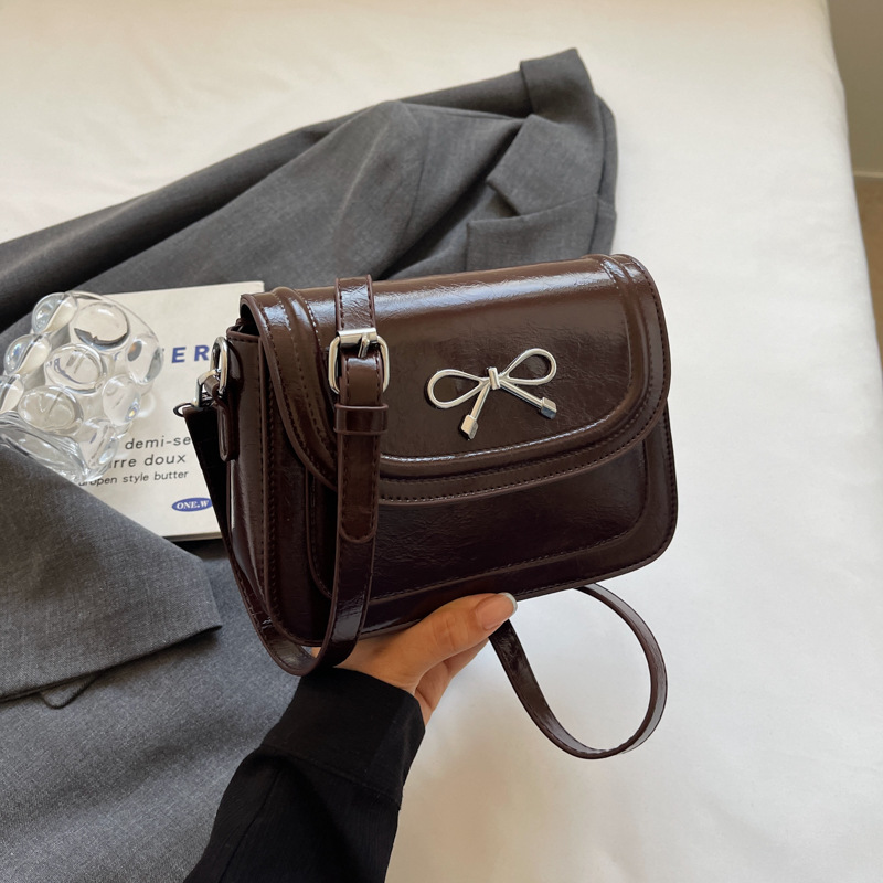 The new fashionable and high-quality glossy crossbody bag for women is paired with a small square bag 2025