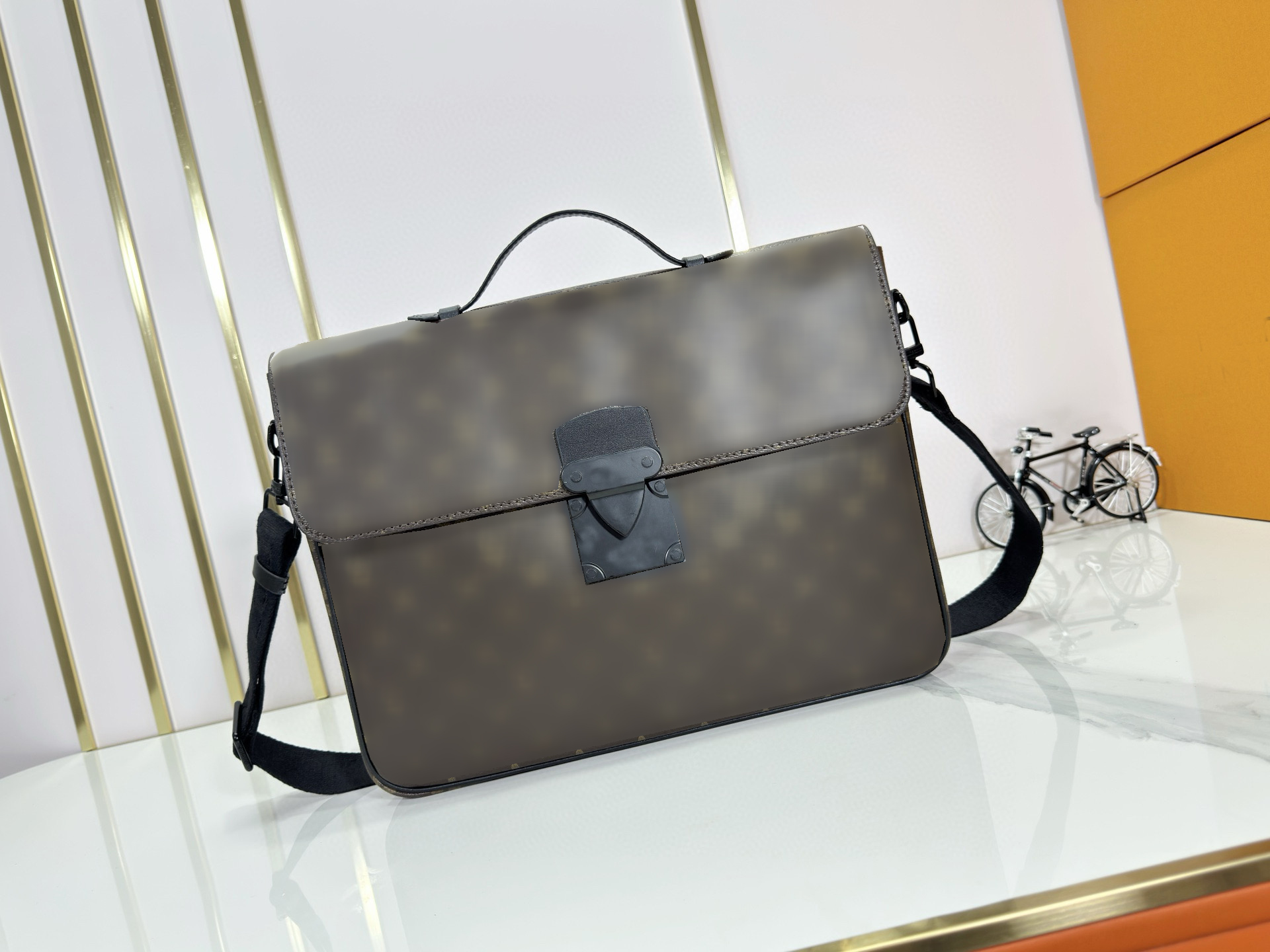 Elegant Luggage Solution for Fashion-Conscious Females - A Versatile Tote with Adjustments