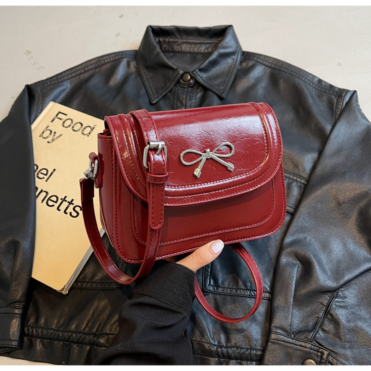 The new fashionable and high-quality glossy crossbody bag for women is paired with a small square bag
