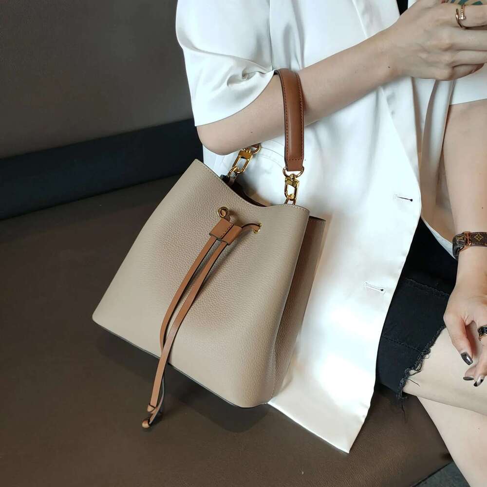 Genuine Leather Bucket Bag Women New Trendy Simple Large-Capacity Bucket Fashion All-Match Drawstring Shoulder Messenger Bag